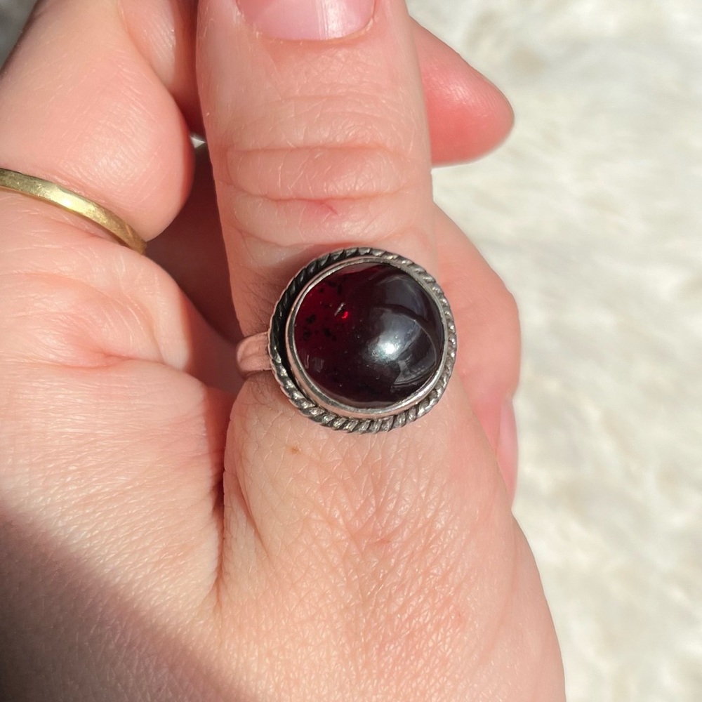 Vintage Sterling Silver Garnet Ring - Picture 6 of 13